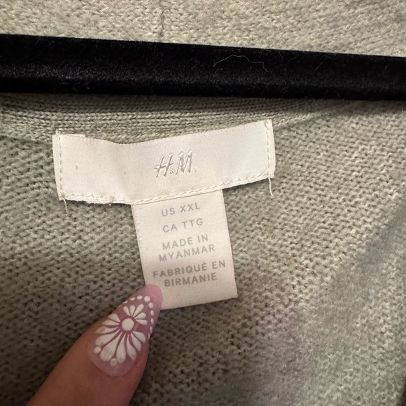 H&M Women's V-Neck Plus Size Sweater - Size XXL - Picture 3 of 4